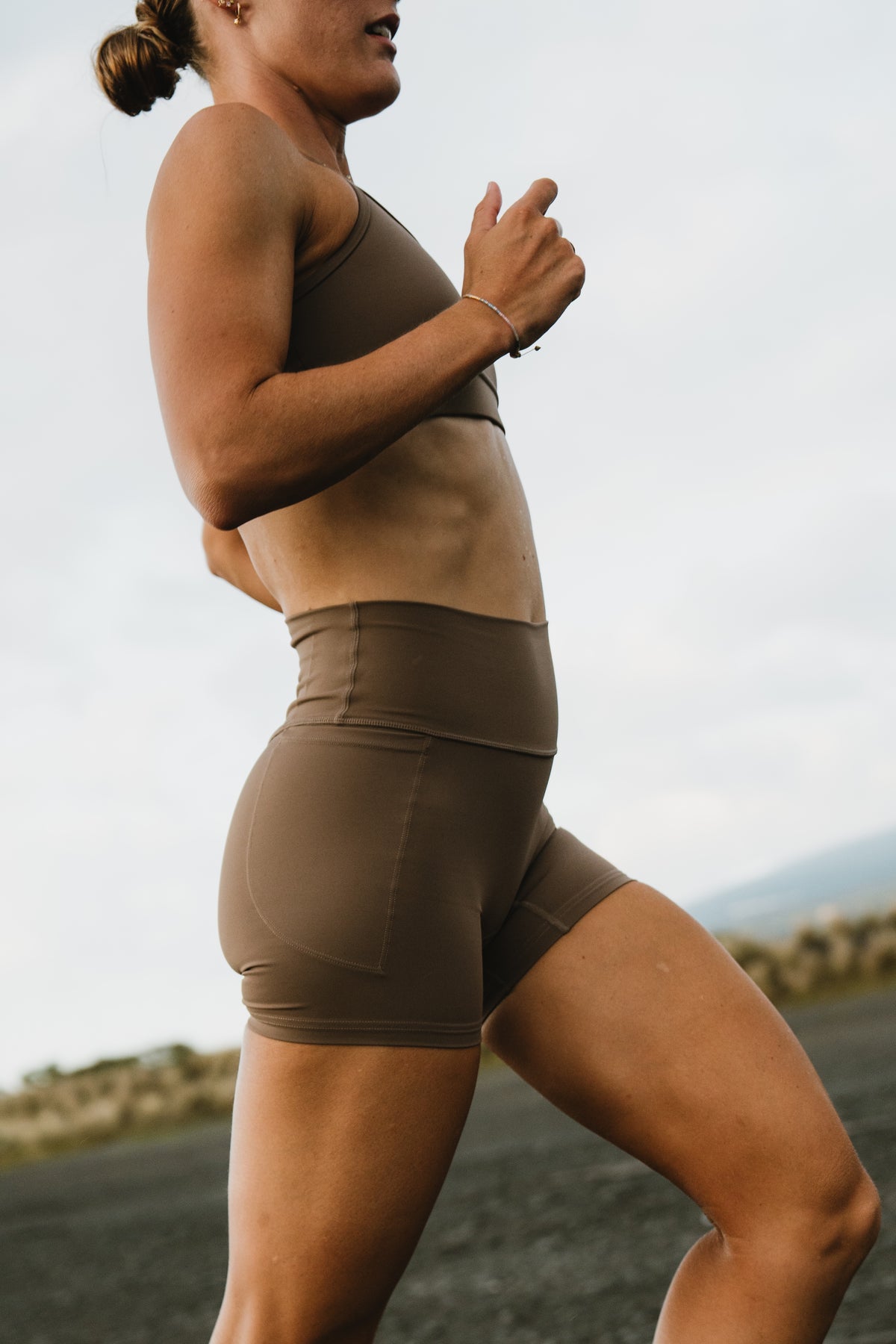Women's Stride Seamless Front 4" Shorts - Truffle