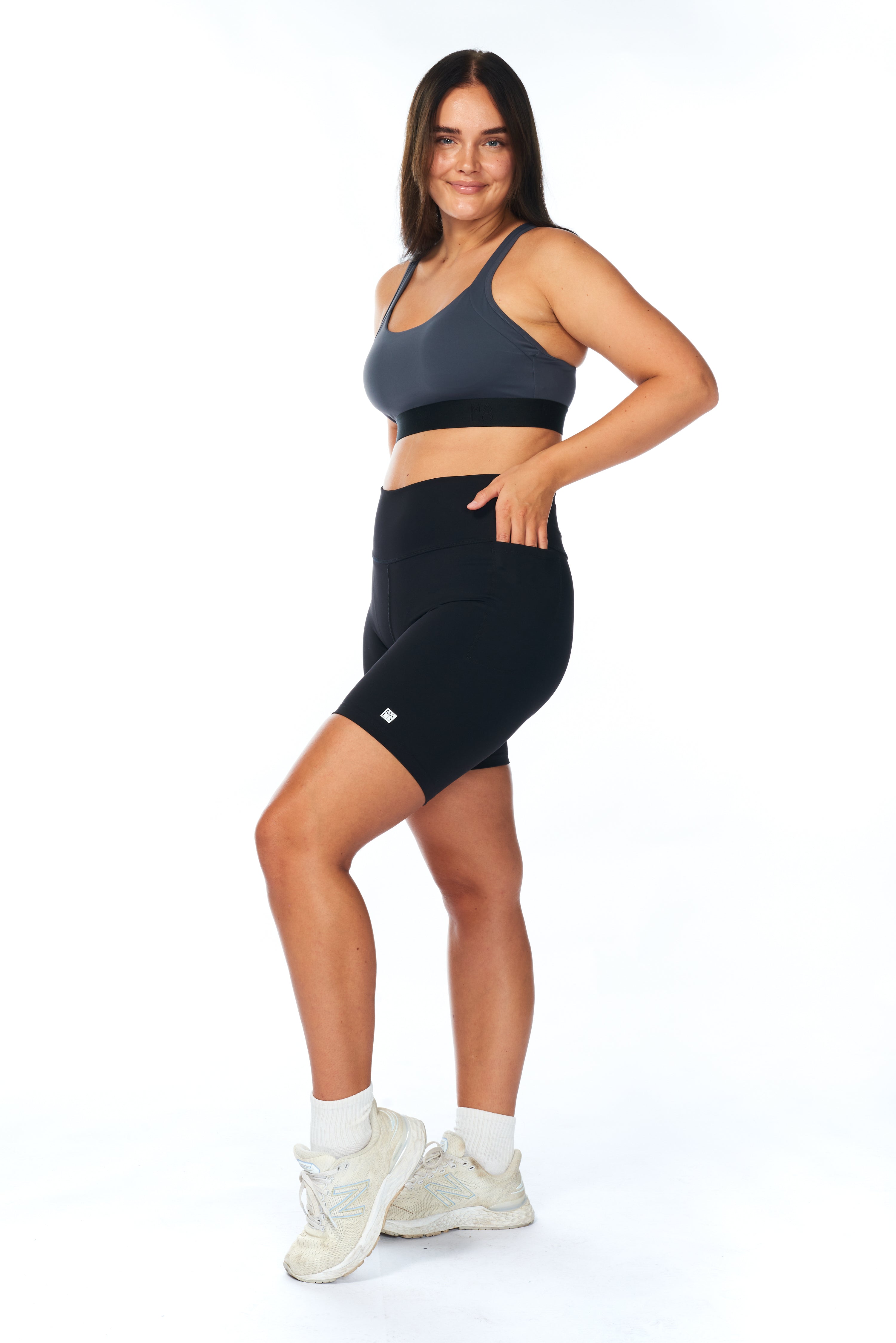 WYN by MALO little bit longer shorts 2.0 7" - black