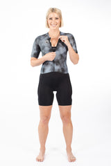 Model zipping up women's Storm tri suit. The flat lock zip allows the zipper to stay in place.